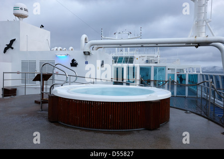 offenen Oberdeck mit Whirlpool an Bord der Hurtigruten-Passagierschiff Segeln durch Fjorde während Winter Norwegen Europa Stockfoto