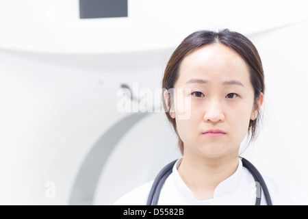 Arzt im Krankenhaus stehen Stockfoto