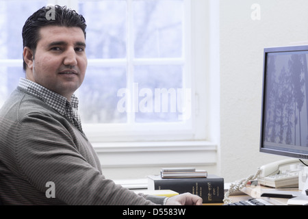 Mann arbeitet am Computer im Büro Stockfoto