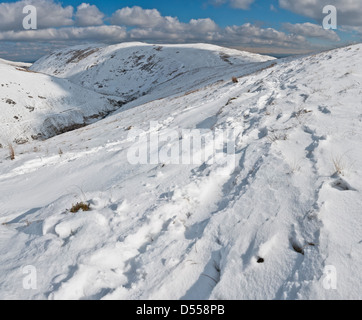 Blick in Richtung Souter fiel mit Schnee bedeckt im Winter, von Skalen fiel, Blencathra, Lake District, Cumbria Stockfoto