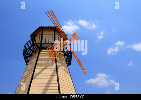 Windmühle mit Wolken am blauen Himmel Stockfoto