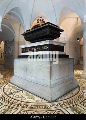 St. Pauls Cathedral, London. Grab von Admiral Lord Nelson (Horatio), entworfen von John Flaxman. In der Krypta. Stockfoto