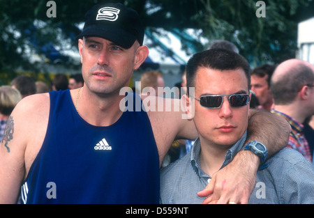 Homosexuelles Paar Mardi Gras in London, London, Großbritannien. Sommer 1999. Stockfoto