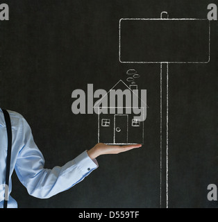 Lehrer, Verkäufer, Student oder Geschäftsmann mit Kreide Haus oder Immobilien mit Verkauf Zeichen Stockfoto