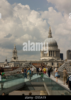 Saint-Paul Kathedrale von Millennium Bridge Stockfoto