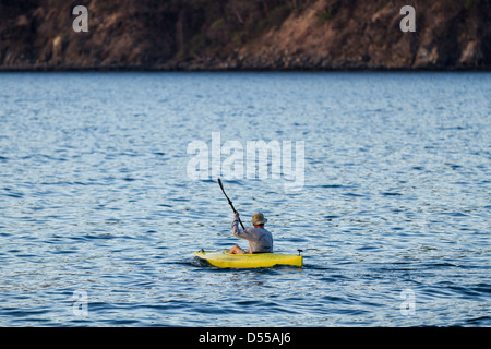 Kajak fahren entlang der Küste in Playas del Coco, Provinz Guanacaste, Costa Rica. Stockfoto