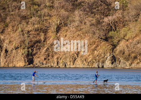 Paddle-Boarding entlang der Küste von Playas del Coco, Provinz Guanacaste, Costa Rica. Stockfoto