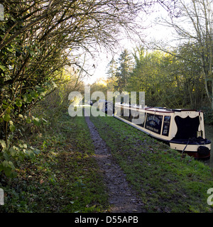 Narrowboats auf den Süden Oxford Canal Upper Heyford Oxfordshire England UK GB niedriger Heyford Narrowboat Boot herbstlich Herbst Stockfoto