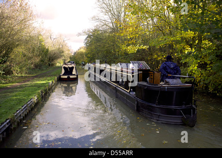 Narrowboats auf den Süden Oxford Canal Upper Heyford Oxfordshire England UK GB niedriger Heyford Narrowboat Boot herbstlich Herbst Stockfoto