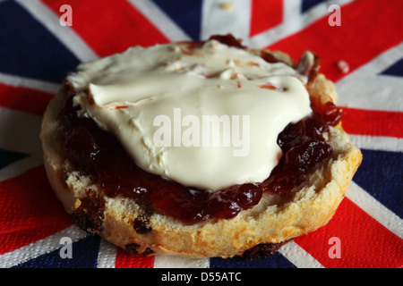 Frisch gebackenes Obst Scone mit Erdbeer-Marmelade und Clotted Cream. Stockfoto