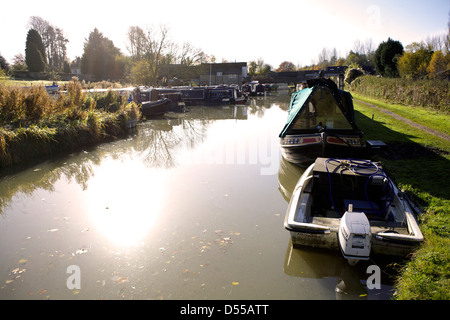 Narrowboats auf dem Süden Oxford Canal Heyford Wharf Upper Heyford Oxfordshire England UK GB niedriger Heyford Narrowboat Boot Stockfoto