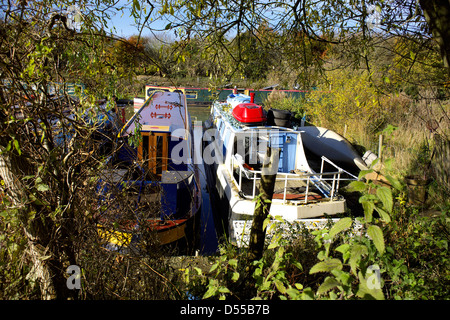 Narrowboats auf den Süden Oxford Canal Heyford Wharf Upper Heyford Oxfordshire England UK GB niedriger Heyford Narrowboat Boot Farbe Stockfoto