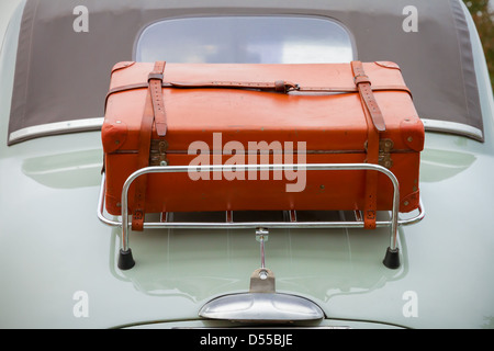 Oldtimer mit Koffer auf Rückseite Stockfoto