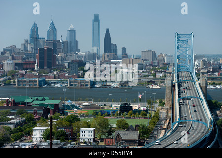 2010 HISTORISCHE BEN FRANKLIN BRÜCKE ÜBER DELAWARE FLUSS DOWNTOWN SKYLINE PHILADELPHIA PENNSYLVANIA USA Stockfoto