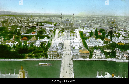 Diese Luftaufnahme des Trocadero und der Pont d'Iena in Paris, aufgenommen während der Pariser Ausstellung 1900, zeigt die Pracht der Brücken und Architektur rund um die seine. Das farbige Bild hebt die berühmten Wahrzeichen während der Weltausstellung hervor. Stockfoto