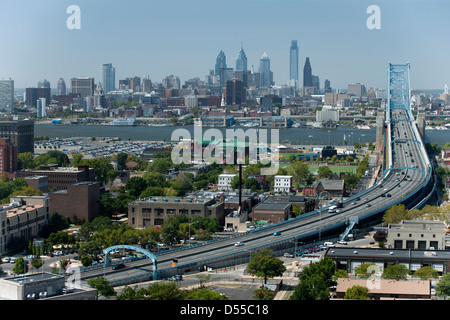 2010 HISTORISCHE BEN FRANKLIN BRÜCKE ÜBER DELAWARE FLUSS DOWNTOWN SKYLINE PHILADELPHIA PENNSYLVANIA USA Stockfoto