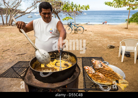 Schnapper (Lutjanus Campechanus) am Strand in Ocotal, Provinz Guanacaste, Costa Rica vorbereitet. Stockfoto