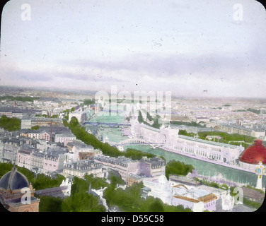 Ein Luftbild von der Pariser Ausstellung von 1900, das einen Panoramablick auf die Stadt, die seine und das Layout der Expo bietet und das Ausmaß der Veranstaltung zeigt. Stockfoto