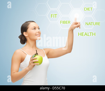 Frau mit grünem Apfel und virtuellen Bildschirm Stockfoto