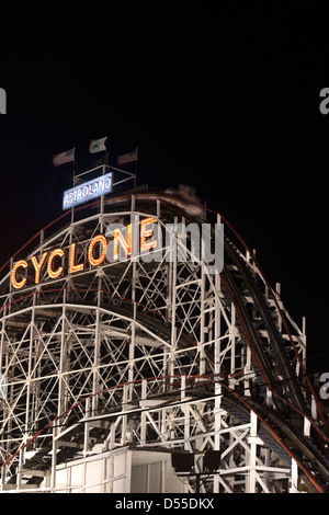 CYCLONE ACHTERBAHN (©VERNON KEENAN 1927) ASTROLAND VERGNÜGUNGSPARK CONEY ISLAND BROOKLYN NEW YORK USA Stockfoto