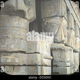 Der Tempel der Denderah in Ägypten, bekannt für seine gut erhaltenen Ruinen, ist ein wichtiger Ort der altägyptischen Anbetung. Der Tempel verfügt über beeindruckende Säulen, Schnitzereien und Steinreliefs, die besonders der Göttin Hathor gewidmet sind. Dieses Bild zeigt die architektonische Pracht und detaillierte Kunstwerke eines der berühmtesten Tempel Ägyptens. Stockfoto