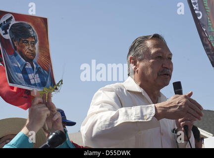 25. März 2013 - Oxnard, Kalifornien, USA - Arturo S. Rodriguez, zweiter Präsident der United Farm Workers of America zu Oxnard Bewohner spricht, da sie Bestandteil der jährlichen Cesar Chavez Marsch für Gerechtigkeit in Oxnard / Kalifornien heute Sonntag 24 März 2013..ARMANOD ARORIZO nehmen (Credit-Bild: © Armando Arorizo/Prensa Internacional/ZUMAPRESS.com) Stockfoto