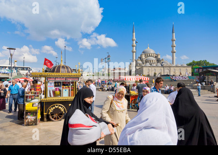 Beschäftigt Massen von Menschen nach der Arbeit, vor der Yeni Cami (neue Moschee), Eminonu, Istanbul, Türkei Stockfoto