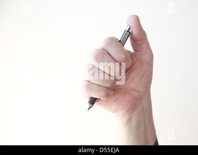 ein Mann greift einen Kugelschreiber in der hand Stockfoto