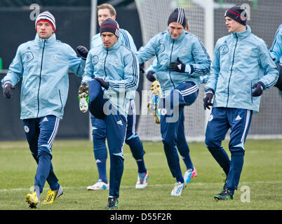 Fürth, Deutschland, 25. März 2013. Thomas Mueller (L-R), Marcell Jansen, Philipp Lahm, Benedikt Hoewedes und Lars Bender von Deutschland besuchen eine Trainingseinheit vor der FIFA WM 2014 Qualifikation Gruppe C Fußballspiel zwischen Deutschland und Kasachstan in Fürth Deutschland, 25. März 2013. Das Spiel ist am 26. März 2013 in Nürnberg statt. Foto: Daniel Karmann/Dpa +++(c) Dpa - Bildfunk +++ Stockfoto