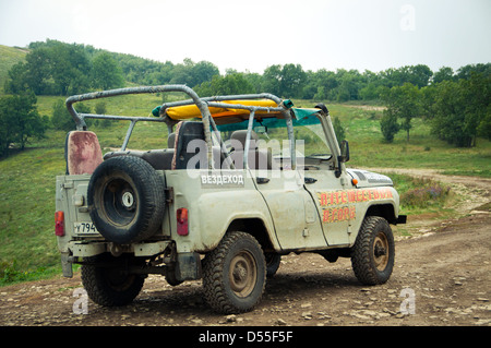 Sowjetische und russische Geländewagen UAZ in den Bergen des Kaukasus Stockfoto