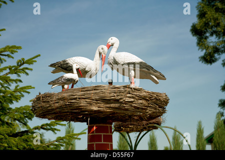 Wroclaw, Polen, Störche Kunststoff in einem Garten Stockfoto