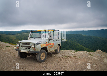 Sowjetische und russische Geländewagen UAZ in den Bergen des Kaukasus Stockfoto