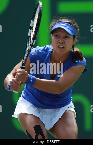 Carson, Florida, USA. 25. März 2013. Na Li China im Kampf gegen Garbine Muguruza Spaniens in ihrem vierten Vorrundenspiel bei den Sony Open im Crandon Park Tennis Center am 24. März 2013 in Key Biscayne, Florida. (Kredit-Bild: © Joe Scarnici/ZUMAPRESS.com) Stockfoto