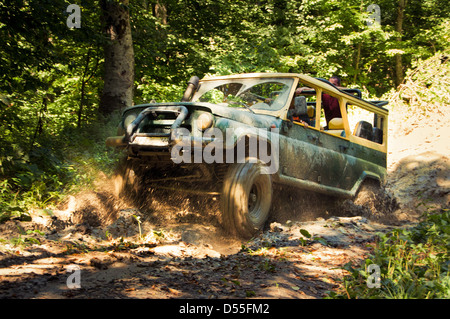 Sowjetische und russische Geländewagen UAZ in den Bergen des Kaukasus Stockfoto