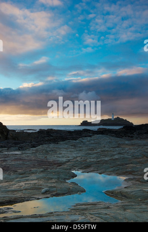 Godrevy Leuchtturm bei Sonnenuntergang in Cornwall Stockfoto