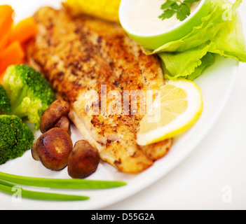 Leckere gesunde Fischfilet mit gedünstetem Gemüse, gesunde Ernährung, Abendessen im Restaurant, leckeres Essen Stockfoto