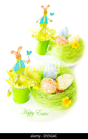Schöne festliche Ostern-Stillleben isoliert auf weißem Hintergrund, bunten Eiern, Hase Spielzeug, traditionelle Christian Eastertime Stockfoto