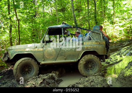 Sowjetische und russische Geländewagen UAZ in den Bergen des Kaukasus Stockfoto