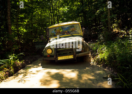 Sowjetische und russische Geländewagen UAZ in den Bergen des Kaukasus Stockfoto