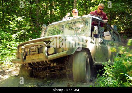 Sowjetische und russische Geländewagen UAZ in den Bergen des Kaukasus Stockfoto