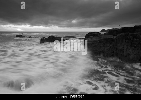 Wellen brechen vor Godrevy Leuchtturm in Cornwall Stockfoto