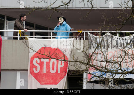 Brighton, UK. 25. März 2013. Ein friedlicher Protest an der University of Sussex in Brighton hinabgestiegen in Gewalt und Chaos heute als maskierten Anarchisten verursacht Probleme, erfordern die Ankunft der Polizei. Stockfoto
