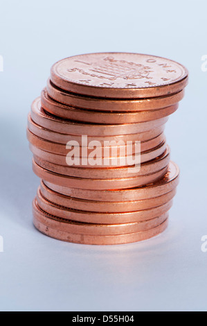 In der Nähe von neuen glänzenden verkupfert oder Pennies (britische Währung 1 p Münzen) in kleinen Haufen, Schwänze und insgesamt kleine Menge 14 p - England, GB, UK Stockfoto