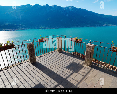 Tremosine, Italien, Blick von der Terrasse auf den Gardasee Stockfoto