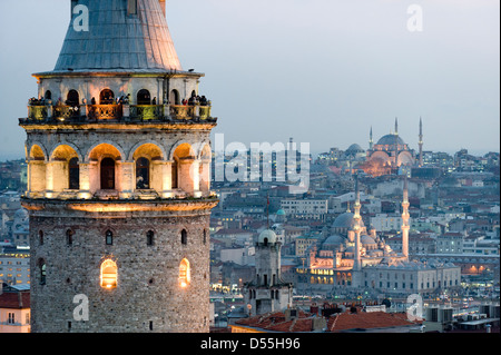 Istanbul, Türkei, mit Blick auf den Galata-Turm am Abend Stockfoto