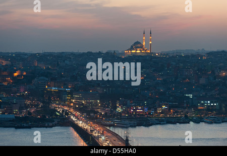 Istanbul, Türkei, mit Blick auf die Stadt und Atatürk-Brücke bei Sonnenuntergang Stockfoto