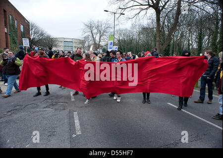 Brighton, UK. 25. März 2013. Ein friedlicher Protest an der University of Sussex in Brighton hinabgestiegen in Gewalt und Chaos heute als maskierten Anarchisten verursacht Probleme, erfordern die Ankunft der Polizei. Stockfoto