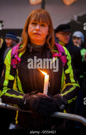 London, UK, 25. März 2013. Aktivisten hält Kerze während eine Candle-Light-Mahnwache vor dem Büro der Daily Mail in Erinnerung an Lucy Wiesen, Trans-Frau und ein Lehrer, der letzte Woche gestorben. Aktivisten Glauben einen Artikel von Kolumnist Richard Littlejohn zum Tod von Lucy Wiesen beigetragen. Stockfoto