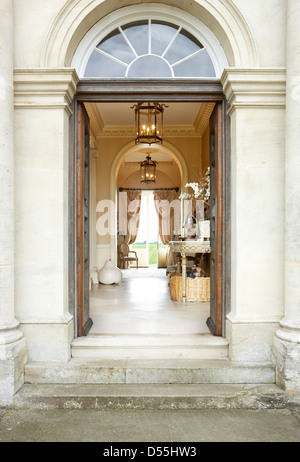 großes Haus-Eingangstür Stockfoto