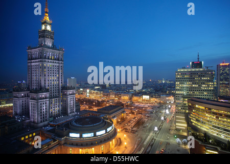 Warschau, Polen Palast der Kultur und Panorama von Warschau in der Morgendämmerung Stockfoto